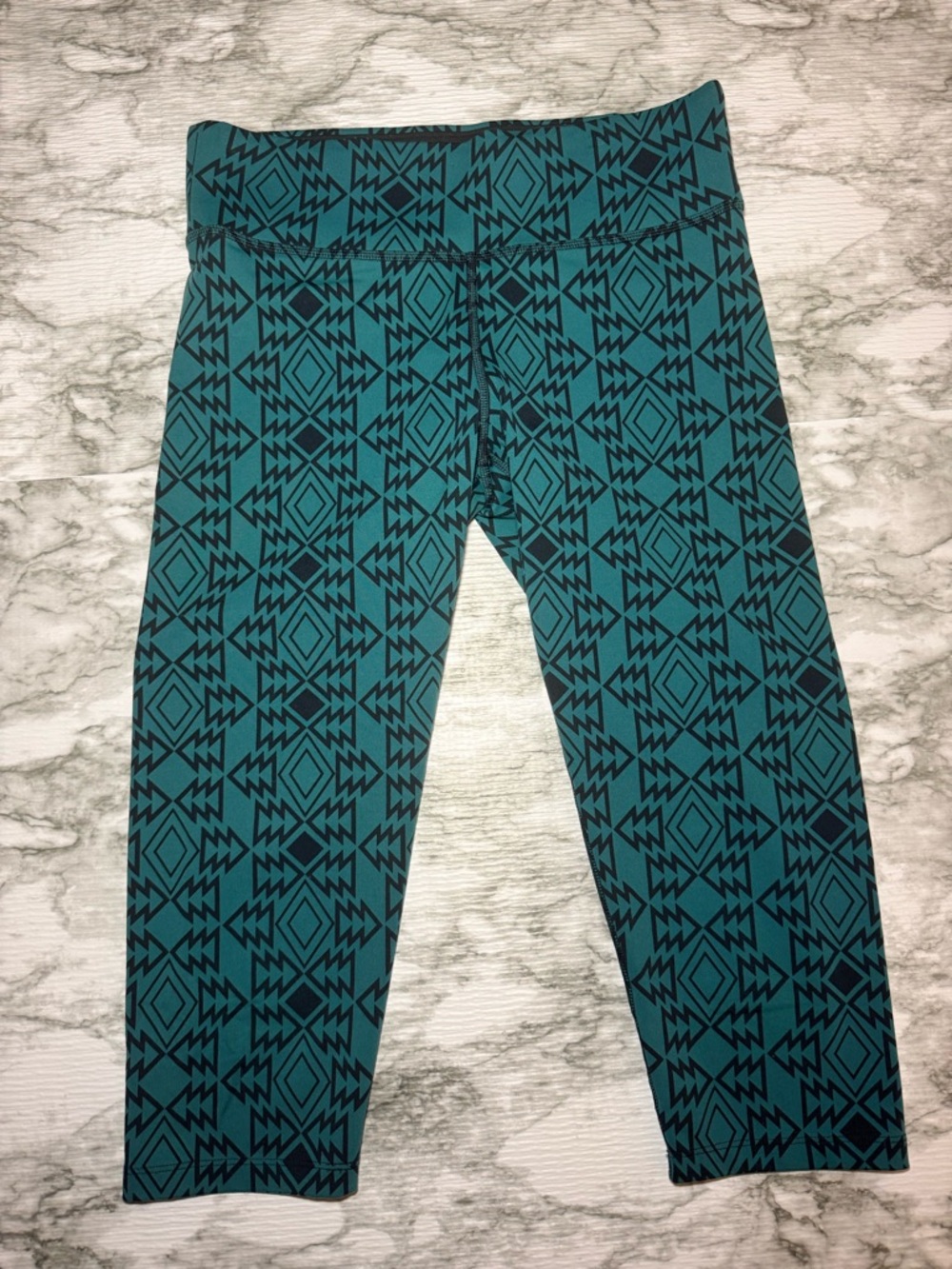 ⭐️ 3/20 Victoria's Secret Pink Yoga Women's S Capri Green Geometric Leggings